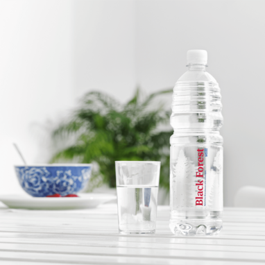 Black Forest still auf Esstisch