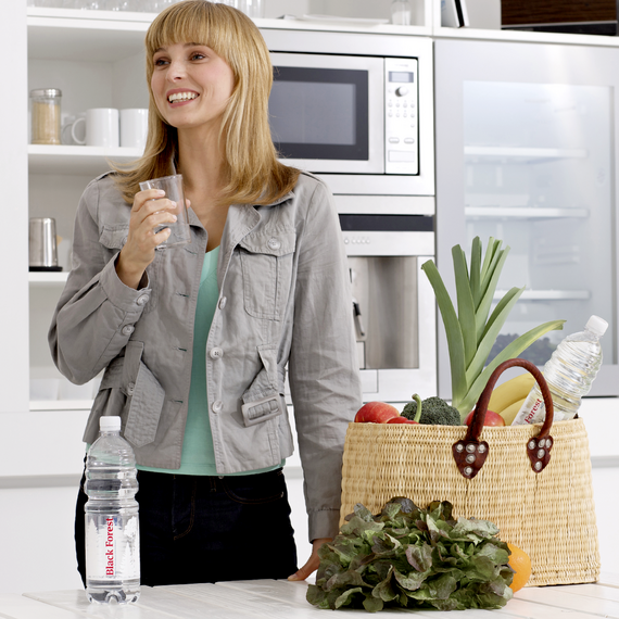 Junge Frau trinkt ein Glas Black Forest still