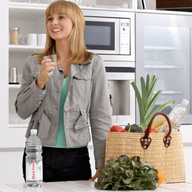 Junge Frau trinkt ein Glas Black Forest still