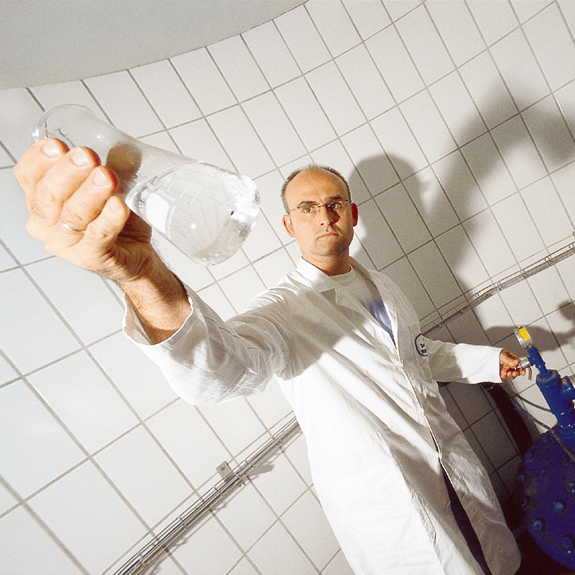 Peterstaler Mitarbeiter mit Wasserprobe