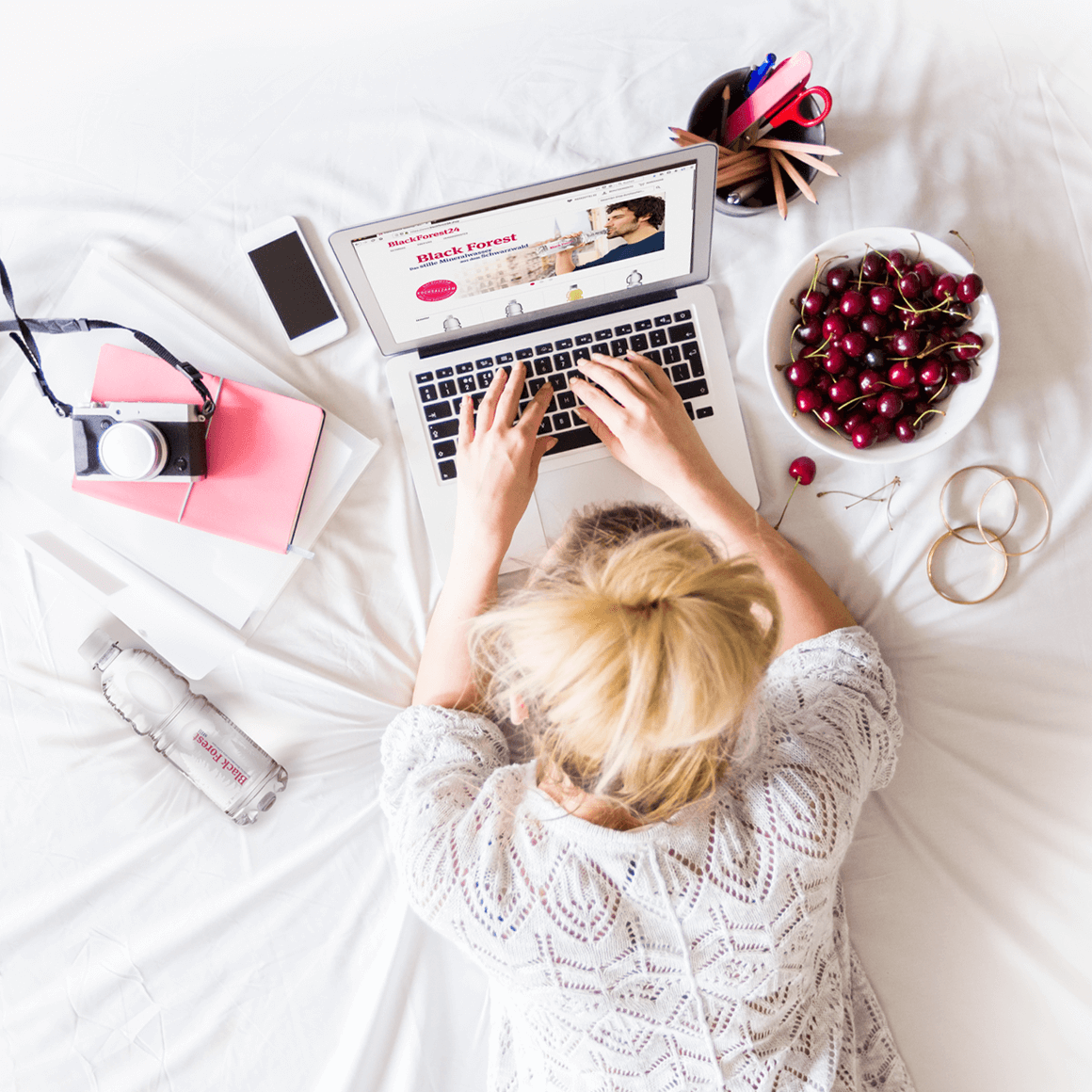 Lifestyle-Bloggerin mit Black Forest Flasche